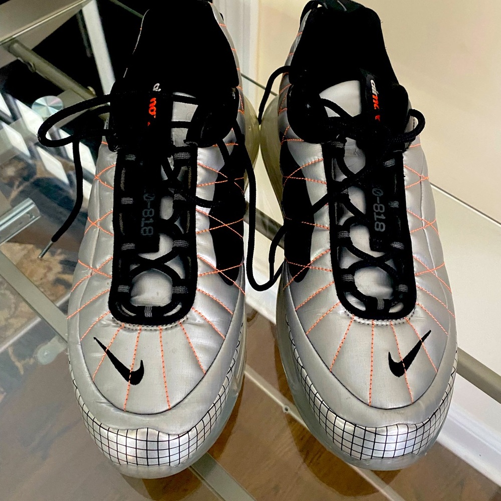 Men’s 11.5 silver sneaker